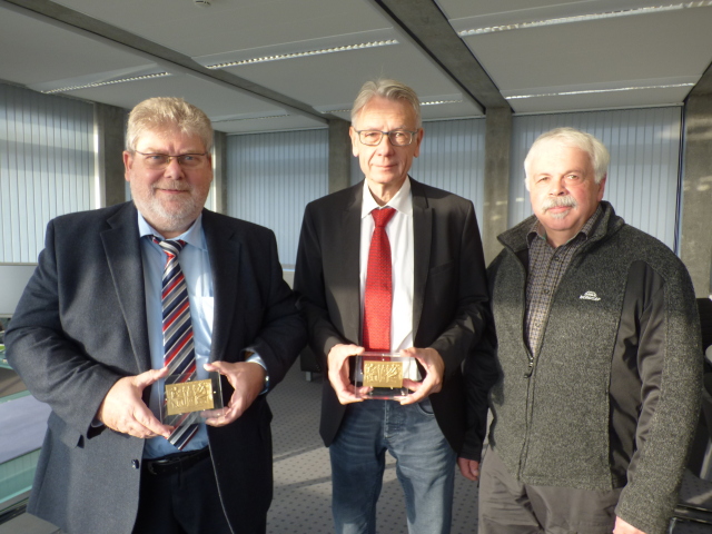 OV Jörg Walter überbrachte heute Morgen OB Klaus Weichel (links) seine Ehrenplakette. Rechts der stellvertretende Ortsvorsteher Wolfgang Schmitt. © Stadt Kaiserslautern