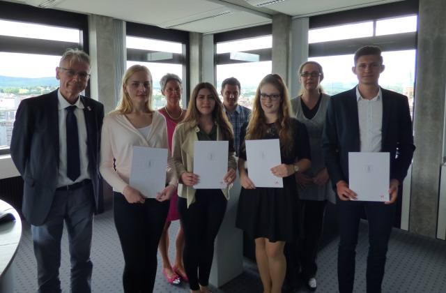 BU: OB Klaus Weichel überreichte heute in seinem Dienstzimmer den vier Anwärterinnen und Anwärtern Gentijana Ahmeti (2.v.l.),  Melike Baysal (4.v.l.),  Lena Stuppy (6.v.l.) und Dennis Windecker (1.v.r.) ihre Urkunde. Ebenfalls mit dabei waren Beate Kimmel (3.v.l.) und Reiner Vollmar (5.v.l.) vom Referat Personal sowie die stellvertretende Personalratsvorsitzende Nicole Gilcher (2.v.r.).    © Stadt Kaiserslautern