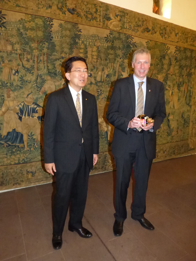 Beigeordneter Peter Kiefer (rechts) empfängt Gouverneur Takuya Tasso aus der japanischen Präfektur Iwate-Ken im Pfalzgrafensaal © Stadt Kaiserslautern