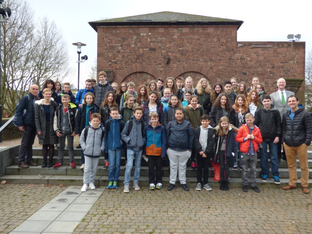 Begrüßung der Gäste der Schulpartnerschaft der IGS Bertha-von-Suttner mit dem Collège Gaston Bachelard durch Beigeordneten Färber (rechts im Bild)  © Stadt Kaiserslautern