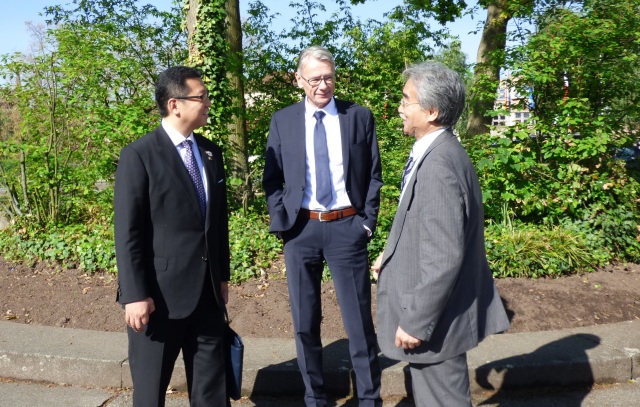 OB Narisawa, OB Weichel und Konsul Kamiyama beim Gespräch auf dem Rathausvorplatz.  © Stadt Kaiserslautern