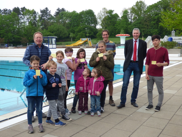 Die stolzen Gewinner des Malwettbewerbs freuen sich schon auf einen tollen Sommer mit erfrischender Abkühlung im Freibad © Stadt Kaiserslautern