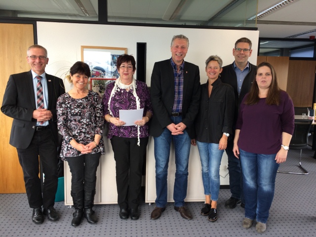  Im Rahmen einer kleinen Feierlichkeit wurde Gabriele Ohler (3.v.l.) im Beisein von Udo Holzmann, Hannelore Blasius, Beigeordneten Peter Kiefer, Beate Kimmel, Markus Lenz und Tanja Feldmann in den Ruhestand (vlnr) verabschiedet © Stadt Kaiserslautern