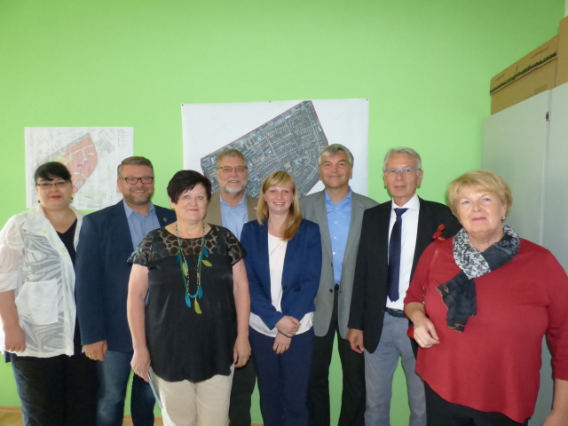 Reger Betrieb herrschte heute morgen im neuen Stadtteilbüro im Grübentälchen. Neben Quartiersmanagerin Alexandra Wolf (Bildmitte) waren seitens der Träger Oberbürgermeister Dr. Klaus Weichel (2.v.r.) sowie Dr. Walter Steinmetz (3.v.r.), Geschäftsführer des Ökumenischen Gemeinschaftswerkes, anwesend.  © Stadt Kaiserslautern