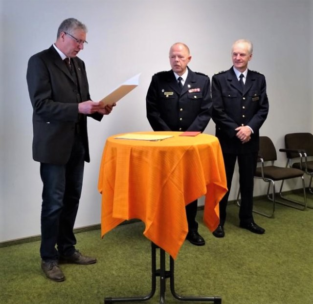 Feuerwehrdezernent Peter Kiefer, Michael Ufer und Konrad Schmitt, Leiter des Referats Feuerwehr und Katastrophenschutz bei der Verabschiedungsfeier © Stadt Kaiserslautern