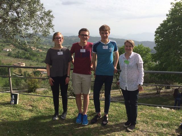 Die drei Schüler/innen (vlnr: Zoe Nicolai, Johannes Ruf, Justine Schmidt) mit ihrer Lehrerin Manuela Wack ASG Kaiserslautern