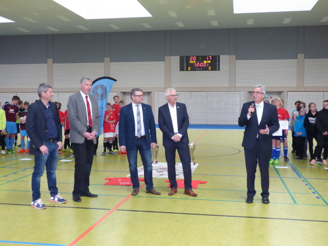 Markus Merk, Peter Kiefer, Andreas Rahm, Peter Krietemeyer und Roger Lewentz wünschten den Teams beim heuten Landesfinale des 17. Fritz-Walter-Cup in der Barbarossahalle viel Erfolg (vlnr)  © Stadt Kaiserslautern