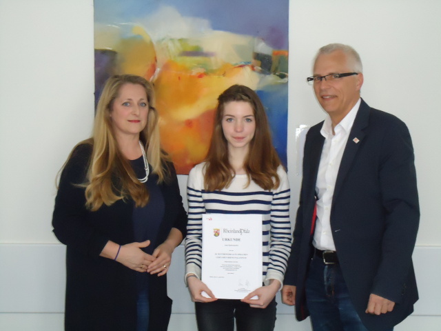 vlnr: Schulleiterin, Eva Wenzel-Staudt, Anne Radermacher und Peter Krietemeyer bei der Preisverleihung © Stadt Kaiserslautern