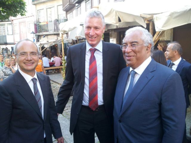 Beigeordneter Peter Kiefer (Bildmitte) mit dem Bürgermeister von Guimarães, Dr. Domingos Bragança (links) und dem Premierminister Portugals, António Costa  © Stadt Kaiserslautern