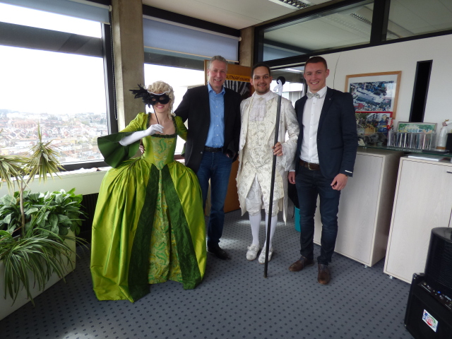 Beigeordneter Kiefer (mitte) bei der Überreichung der Einladung zum Uni-Ball  © Stadt Kaiserslautern