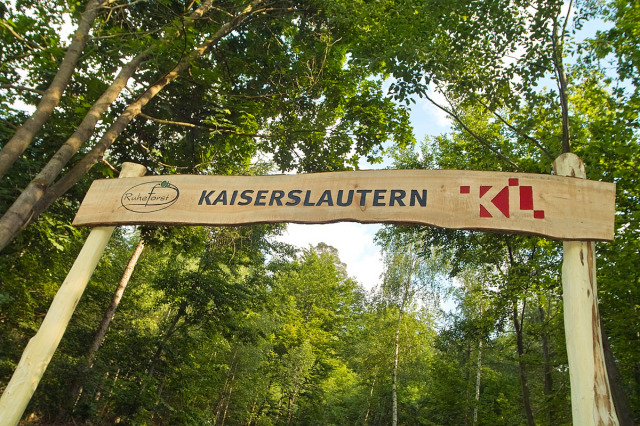 Das Hinweisschild markiert den Eingangsbereich zum Ruheforst © Stadt Kaiserslautern