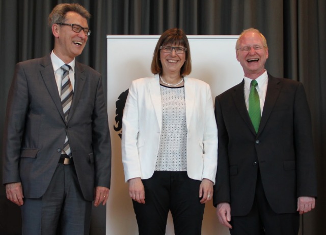 v.l.n.r.: Gerhard Dohna, ADD Neustadt, Schulleiterin Dr. Ulrike Dittberner und Beigeordneter Joachim Färber © Stadt Kaiserslautern