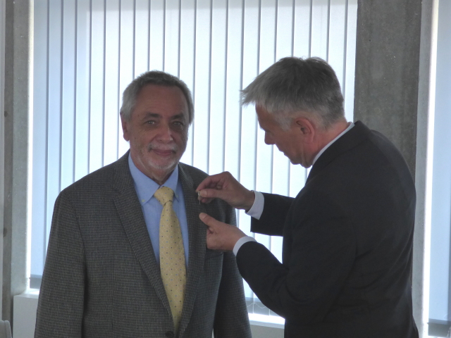 Oberbürgermeister Dr. Klaus Weichel verlieh dem langjährigen Stadtratsmitglied Rainer Georg Becker in seinem Dienstzimmer heute die Ehrennadel des Landes Rheinland-Pfalz.  © Stadt Kaiserslautern 	