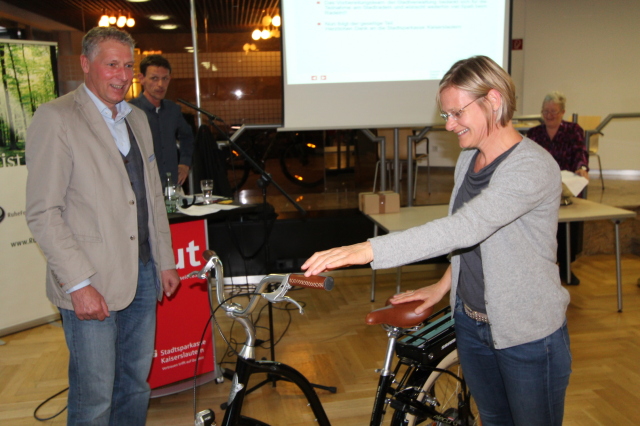 Die glückliche Gewinnerin Kirsten Mangels freut sich über ihr neues E-Bike  © Stadt Kaiserslautern