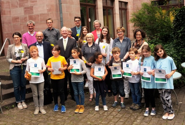 Färber (mitte) freute sich mit der Jury und den Organisatoren sowie Siegerinnen und Sieger des Vorlesewettbewerbs der Lautrer Grundschulen 
 © Stadt Kaiserslautern