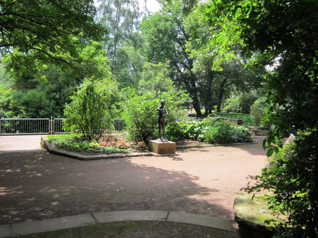 Die Bronzestatue Junge mit Eidechse im Volkspark  © Stadt Kaiserslautern