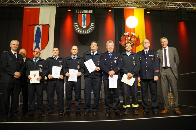 Beigeordneter Peter Kiefer (rechts) sowie Leiter des Referats Feuerwehr und Katastrophenschutz, Konrad Schmitt (links) und dessen Stellvertreter Michael Ufer (2.v.links) mit einigen der Geehrten am Abend des Kümmelweckfestes auf der Gartenschau © Stadt Kaiserslautern