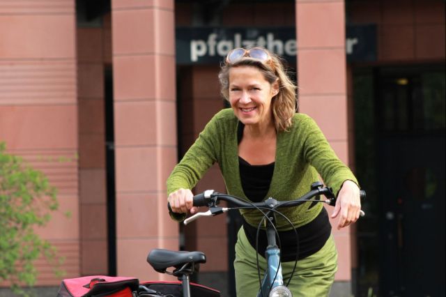 Hannelore Bähr verzichtet im Rahmen der Aktion Stadtradeln vom 30. Juni bis 20. Juli ganz offiziell auf ihr Auto © Stadt Kaiserslautern