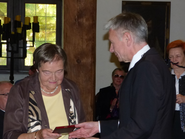 Oberbürgermeister Dr. Klaus Weichel überreicht Margot Wicki-Schwarzschild die Stadtplakette in Gold. © Stadt Kaiserslautern