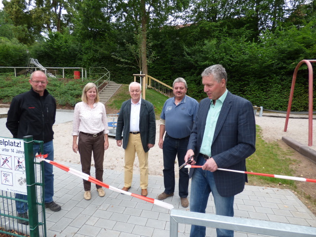 Ab sofort darf in Erfenbach wieder gespielt werden: Beigeordneter Peter Kiefer (rechts) erteilt offiziell die Lizenz zum Spielen und gibt den Spielplatz nach den Umbauarbeiten frei.  © Stadt Kaiserslautern