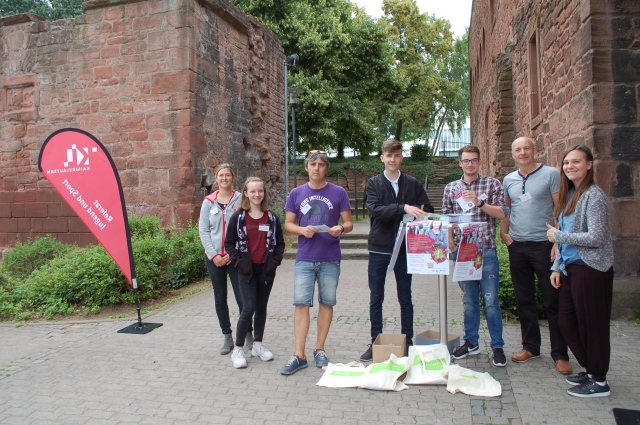 Um auf den Ideenwettbewerb aufmerksam zu machen und in den Dialog mit Kindern und Jugendlichen zu kommen, wurde kurz vor Ferienbeginn ein Infostand des Referates Jugend und Sport  Abteilung Jugendarbeit / Jugendsozialarbeit an der Bushaltestelle vor der Kaiserpfalz aufgebaut. Wie Reiner Schirra berichtet, seien durch die Aktion am Folgetag direkt vier neue Ideen eingegangen. „Wir freuen uns über jeden, der mitmacht!“, so der Stadtjugendpfleger (2.v.r.). © Stadt Kaiserslautern