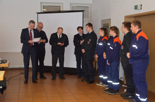 Beigeordneter Peter Kiefer bei der Überreichung der Urkunden beim Neujahrsempfang der Jugendfeuerwehr Kaiserslautern © Stadt Kaiserslautern