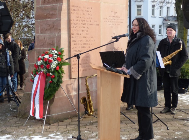 Bürgermeisterin Wimmer-Leonhardt spannte in ihrer Rede den Bogen zur heutigen politischen Situation.  © Stadt Kaiserslautern