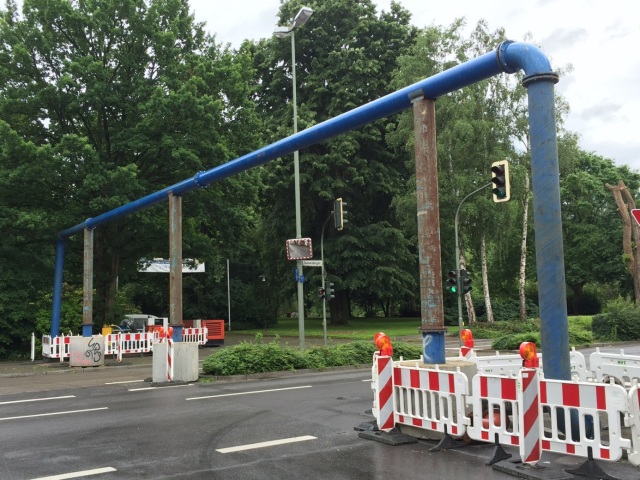 Rohrbrücke über die Donnersbergstraße zur Umleitung des Abwassers während der Bauzeit  © Stadtentwässerung Kaiserslautern 