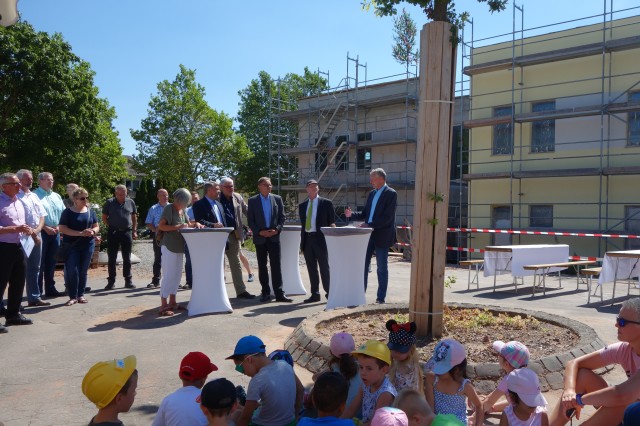 Freuen sich über den Baufortschritt: Baudezernent Peter Kiefer (rechts), Jugenddezernent Joachim Färber (2.v.r), Staatssekretär Hans Beckmann (3.v.r) sowie die Kinder und Erziehrinnen der Kita Minimax.  © Stadt Kaiserslautern