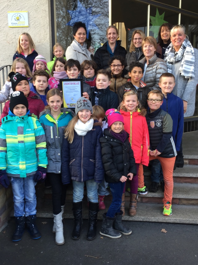 Auf dem Foto stehen von rechts Frau Thrun mit den Kolleginnen Frau Rupp, Frau Blass, Frau Lersch, Frau Raab und Frau Kölbel und Kindern der Klassenstufen 2-4. © Stadt Kaiserslautern