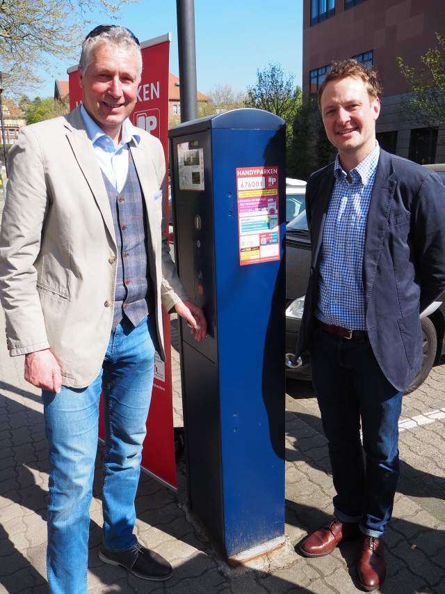 Freuen sich über das neue Handyparken vlnr. Peter Kiefer und Philipp Zimmermann © Stadt Kaiserslautern