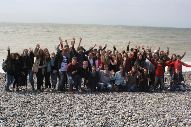 Die Schülerinnen und Schüler beim Gruppenbild am Strand. © Burggymnasium