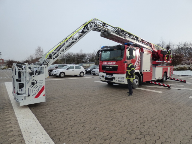 Das neue Einsatzfahrzeug der städtischen Feuerwehr mit absenkbarem Gelenkarm an der Drehleiter © Stadt Kaiserslautern