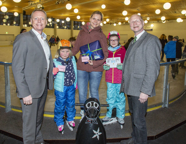 SWK-Vorstand Richard Mastenbroek (links) und Sportdezernent Joachim Färber (rechts) mit Familie Jäger.  © SWK / view - die agentur