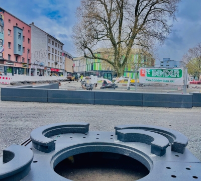 So präsentieren sich die Beton-Baumscheiben in der Neuen Stadtmitte. Hier erfolgt die Pflanzung erst im Herbst. 