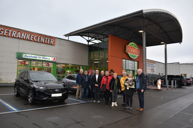 Die Gruppe der Beteiligten um Oberbürgermeisterin Beate Kimmel und Leo Kutscheid von der Charity Alliance steht vor den vier Autos. © Stadt Kaiserslautern