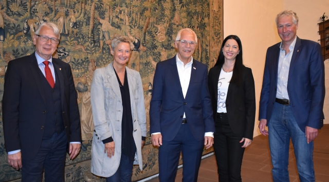 Gruppenbild des Stadtvorstands mit Peter Krietemeyer, vor dem Wandteppich im Casimirschloss. Links OB Klaus Weichel und Bürgermeisterin Beate Kimmel, rechts die Beigeordneten Anja Pfeiffer und Peter Kiefer. © Stadt Kaiserslautern