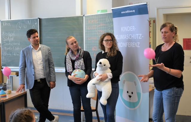 Manuel Steinbrenner, Diana Berg und Anja Jung beobachten Nina Fetzer, wie sie den mit Kohlendioxid gefüllten Ballon hoch wirft. © Stadt Kaiserslautern