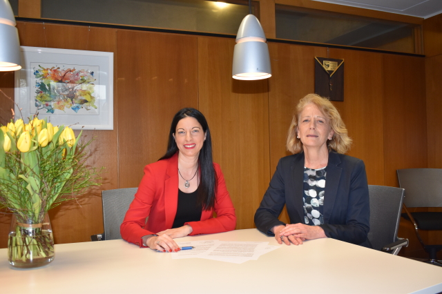 Anja Pfeiffer und Beate Schmitt bei der Vertragsunterzeichnung. © Stadt Kaiserslautern