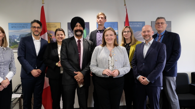 Die rheinland-pfälzische Delegation um Ministerin Binz (Mitte) war unter anderem in Ottawa zu Besuch, wo sie von Deputy Minister Harpreet Kochhar vom kanadischen Einwanderungsministerium empfangen wurde. Vorne rechts Andreas Adelmann. © MFFKI