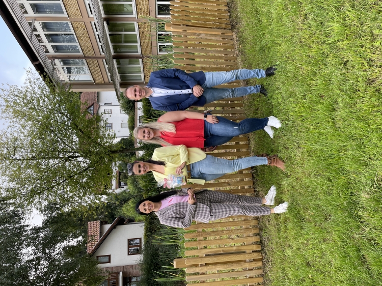 Schuldezernentin Pfeiffer mit Carolin Brand, Lara Christmann und Alexander Rothmann im Garten der Grundschule Hohenecken. © Stadt Kaiserslautern