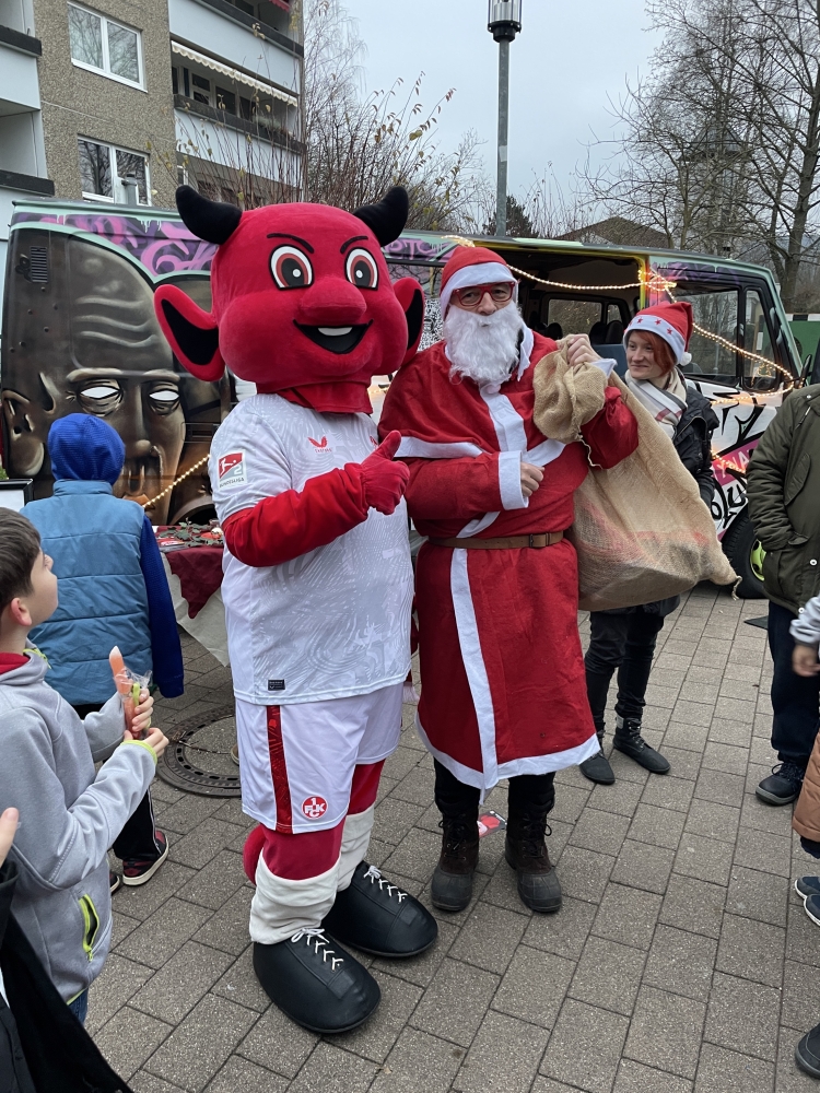 FCK-Maskottchen Betzi ließ sich einen Besuch auch nicht nehmen. © Stadt Kaiserslautern