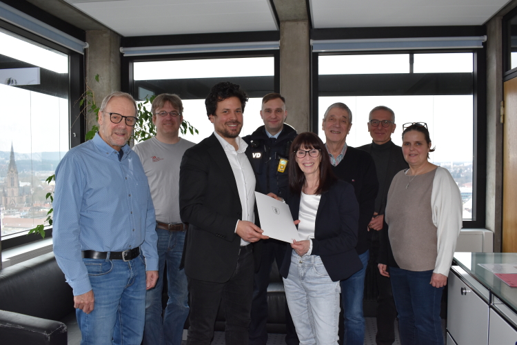 Gruppenbild aller Teilnehmerinnen und Teilnehmer mit Sandra Boldorf in der Mitte.  © Stadt Kaiserslautern