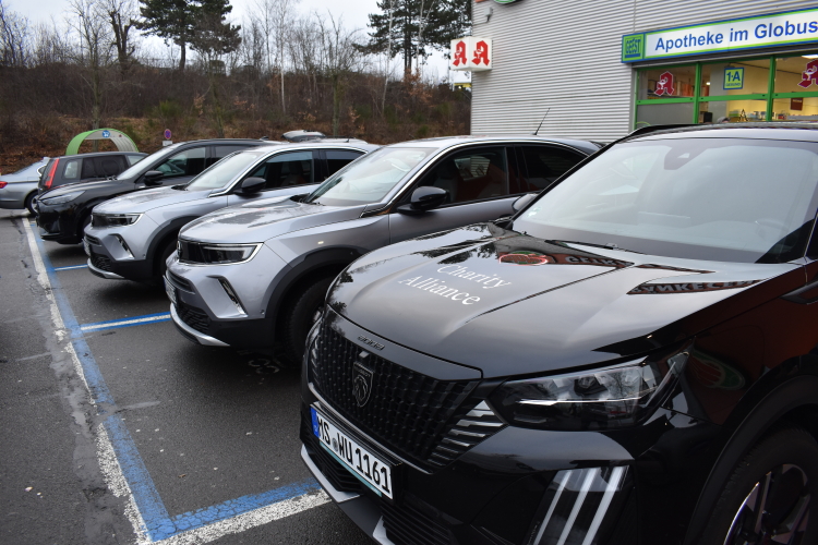 Die Fronten der vier Fahrzeuge auf dem Parkplatz der Globus-Markthalle  © Stadt Kaiserslautern