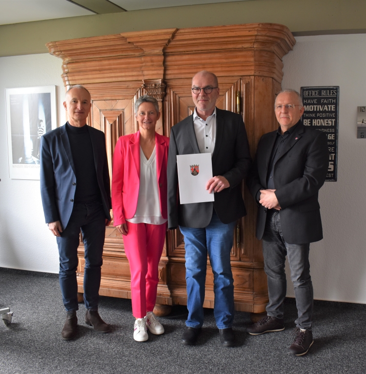 Axel Becker mit der Urkunde, umrahmt von Oberbürgermeisterin Kimmel sowie Wolfgang Mayer und Uwe Schmeer. © Stadt Kaiserslautern