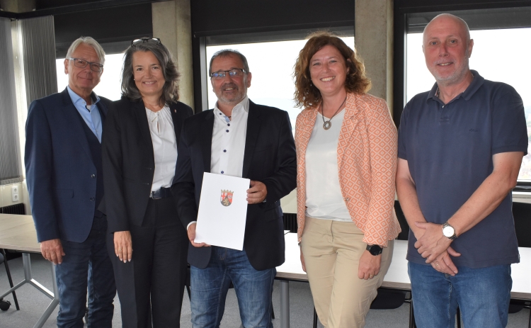 Thomas Kuntz mit Urkunde umringt von OB Klaus Weichel, Claudia Toense, Peter Schmitt und Karin Woll. © Stadt Kaiserslautern