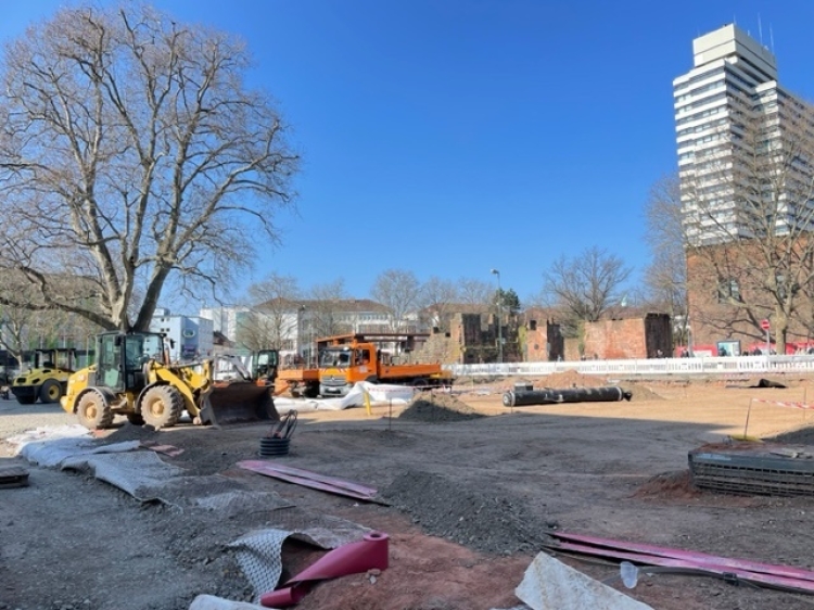 Auf der Baustelle zwischen Fruchthallstraße und Burgstraße wurde schon viel im Untergrund gearbeitet. Die Arbeiten unterhalb der Bodenkante sind demnächst abgeschlossen, dann geht es in den Hochbau.  © Stadt Kaiserslautern