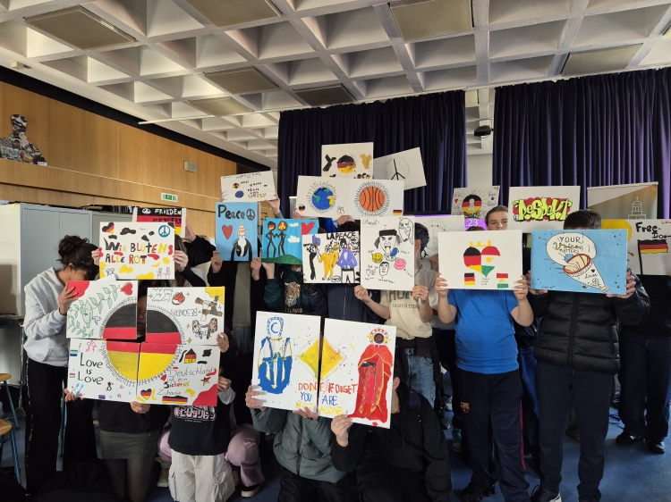 Bei der Abschlusspräsentation von Demokratie live! zeigten die Schülerinnen und Schüler ihre Werke, so wie hier der Kunstworkshop © Heartbeat Edutainment