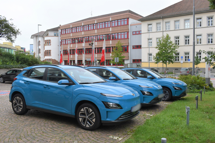 Drei der neuen E-Autos nebeneinander auf dem Parkplatz am Ausgang Maxstraße des Rathauses. © Stadt Kaiserslautern 	