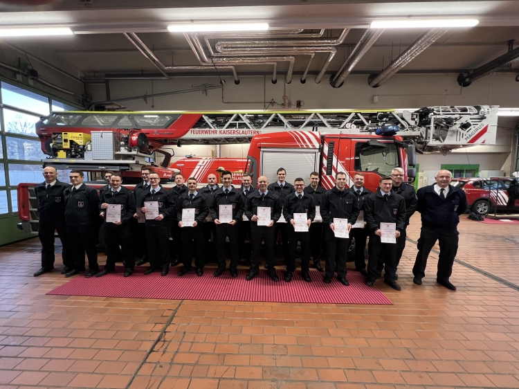 Stolz präsentieren die 17 angehenden Feuerwehrmänner ihr Urkunden, die belegen, dass sie die Grundausbildung Berufsfeuerwehr erfolgreich bestanden haben.  © Stadt Kaiserslautern